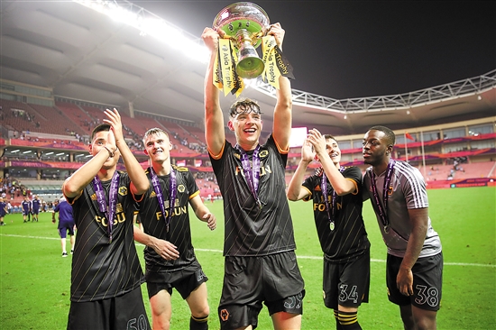 孙颖莎的身体柔韧性太好了，膝盖不弯，就这样直下去系鞋带，没几个人能做到吧