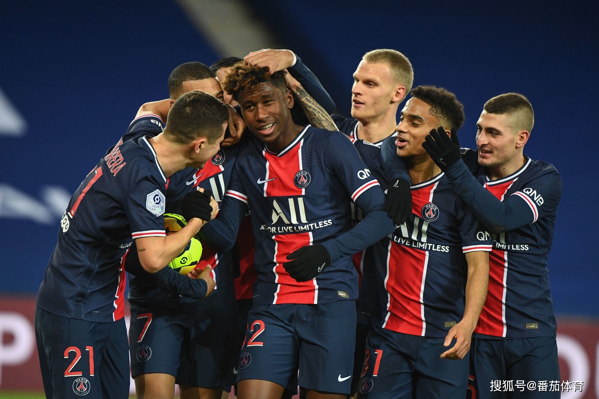 库里尝试用高尔夫球投洞，看起来比他投三分难多了