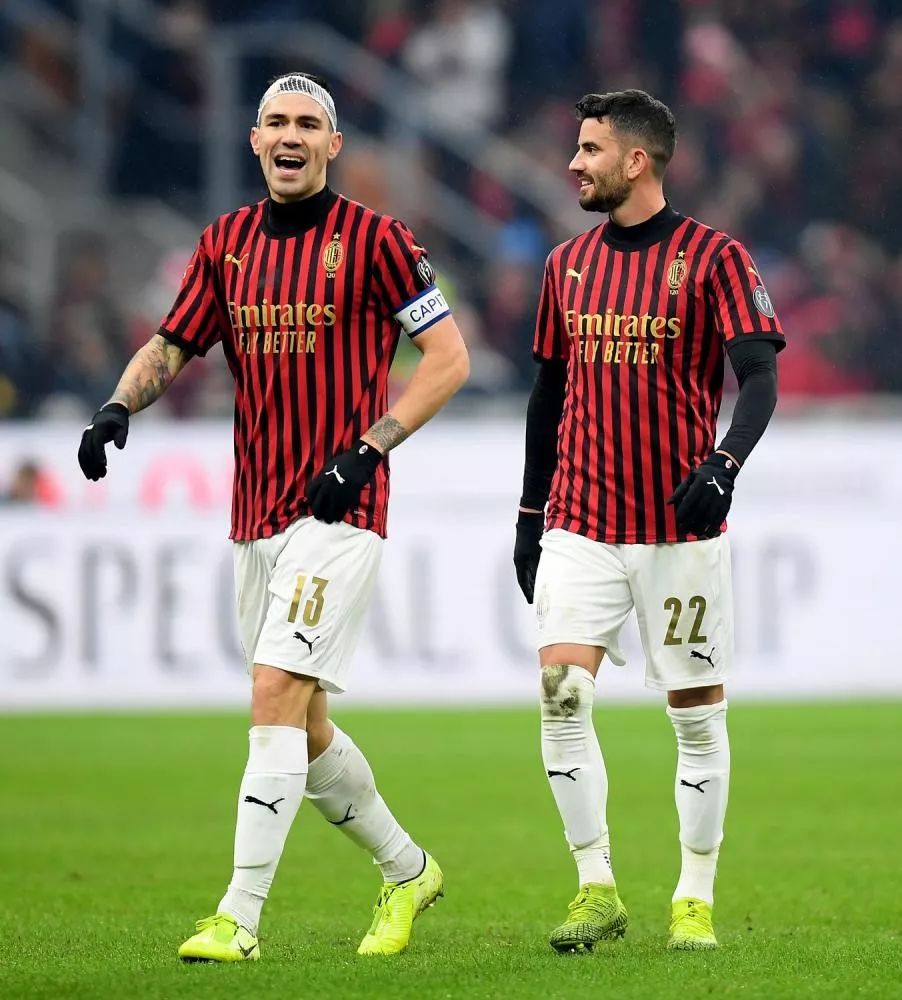 C罗挑战机器人守门员，射门频频被挡出，最后抓住漏洞进球